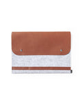 Funda ordenador portátil de fieltro gris claro y polipiel