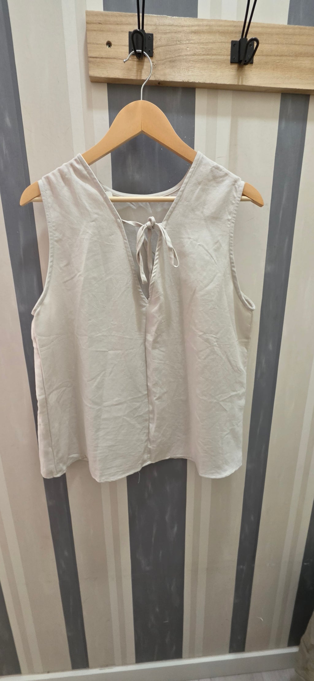 Blusa Sin Manga Lisa Cinta Nudo Atrás - Foto