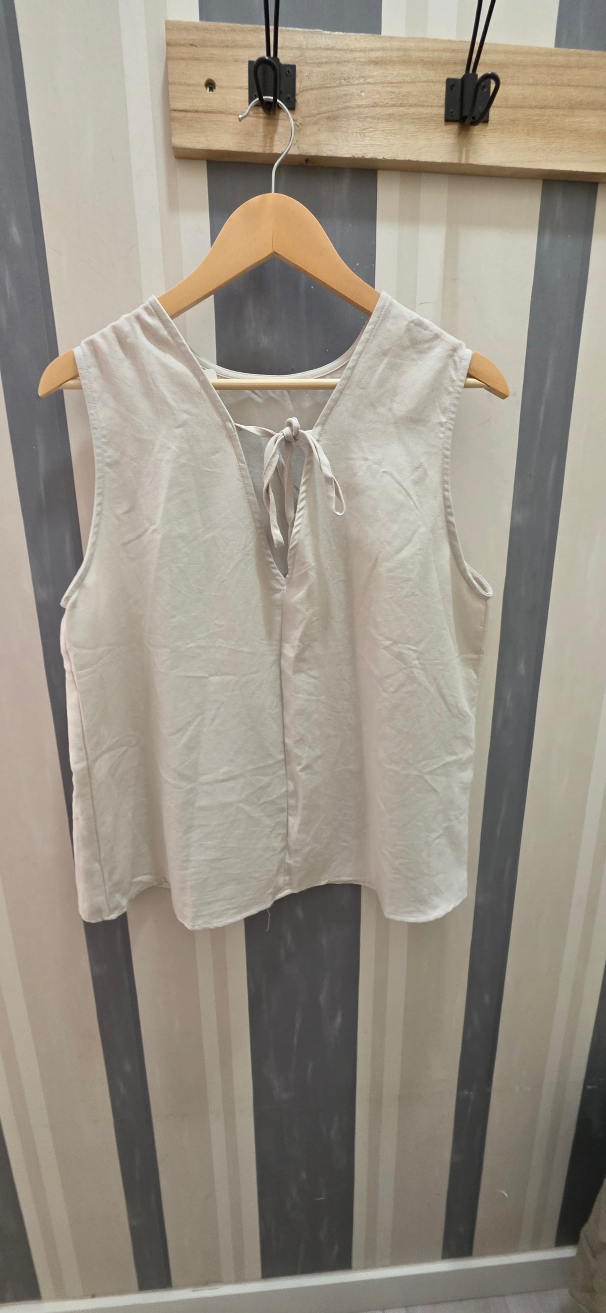 Blusa Sin Manga Lisa Cinta Nudo Atrás - Foto