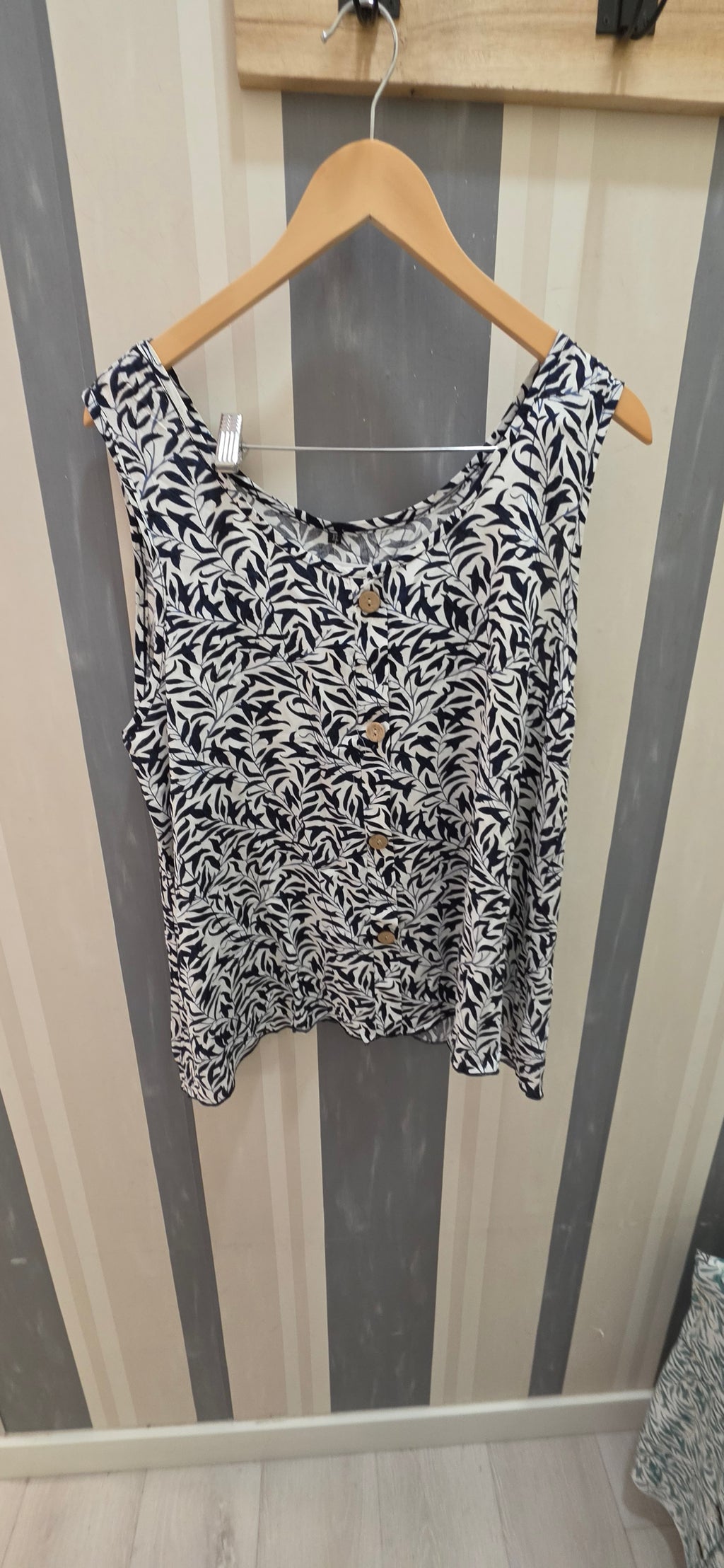 Blusa Hojas Sin Manga - Foto