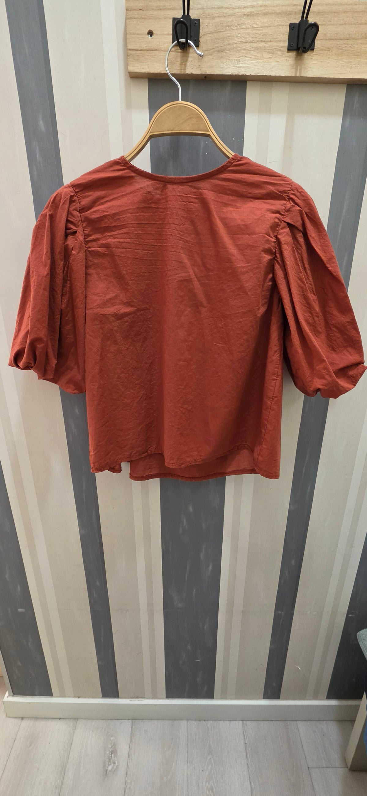 Blusa Lisa Mangas Anchas - Foto