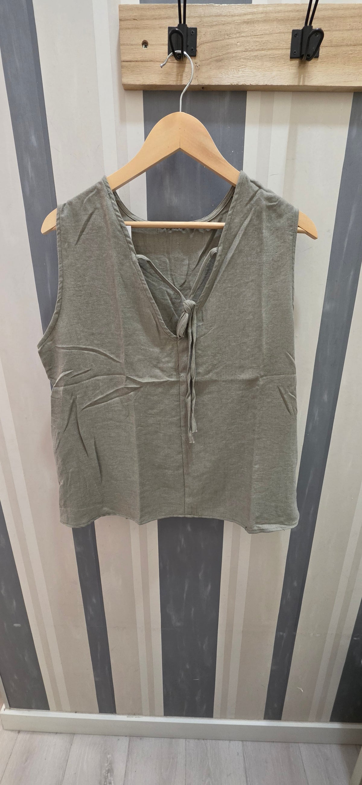 Blusa Sin Manga Lisa Cinta Nudo Atrás - Foto